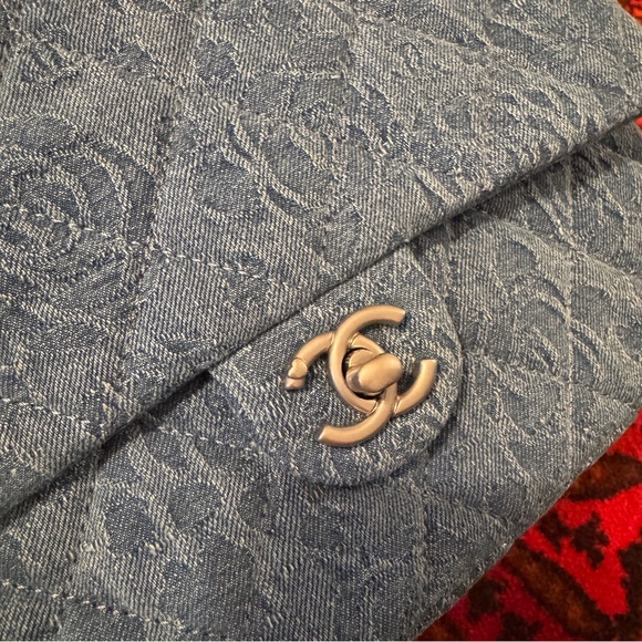 CHANEL
Denim Quilted Medium Camellia Sweetheart Flap Blue.
Come with dust bag. - Picture 3 of 14